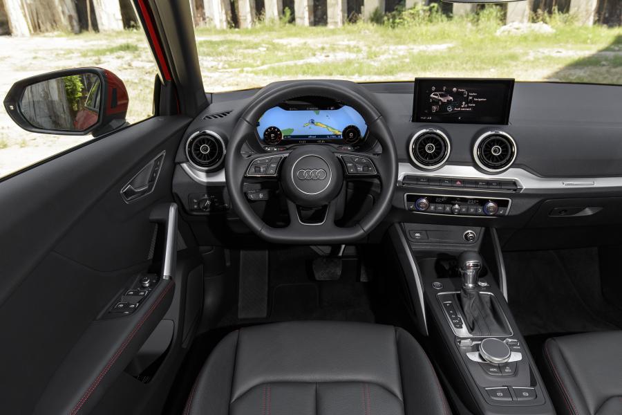 Торпедо Audi Q2 TFSI Sport 2016 года  (WW) (фото 10 из 15)